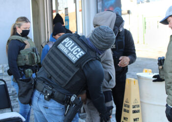Oficiales de ICE de Operaciones de Cumplimiento y Deportación durante un operativo