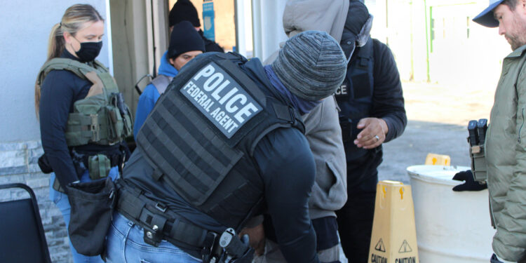 Agentes de ICE durante un operativo, imagen ilustrativa