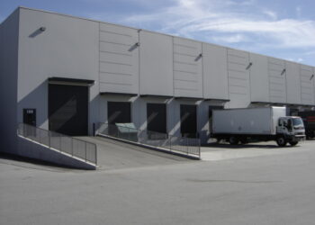 Muelle de carga de un almacén de distribución