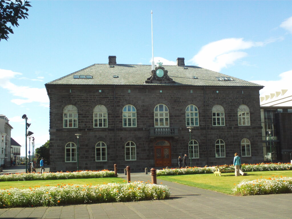 Edificio del Althingi, el parlamento de Islandia, en Reikiavik