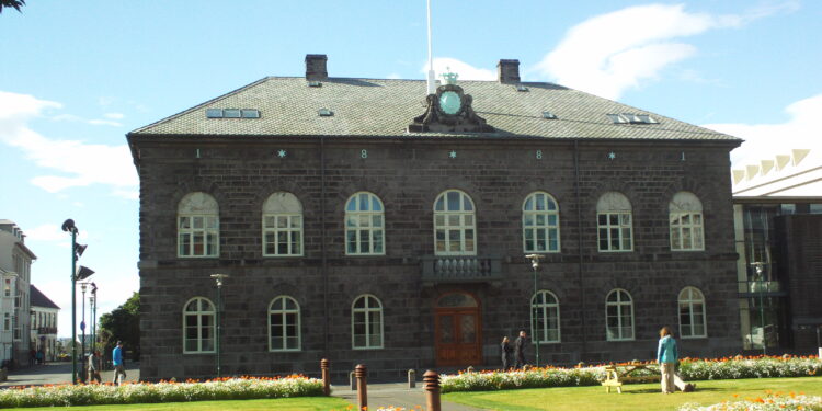 Edificio del Althingi, el parlamento de Islandia, en Reikiavik