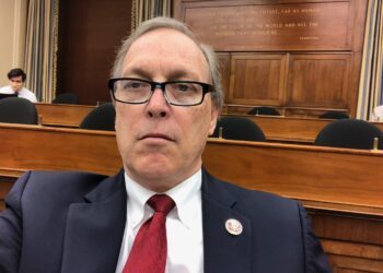 El congresista Andy Biggs, candidato republicano a gobernador de Arizona