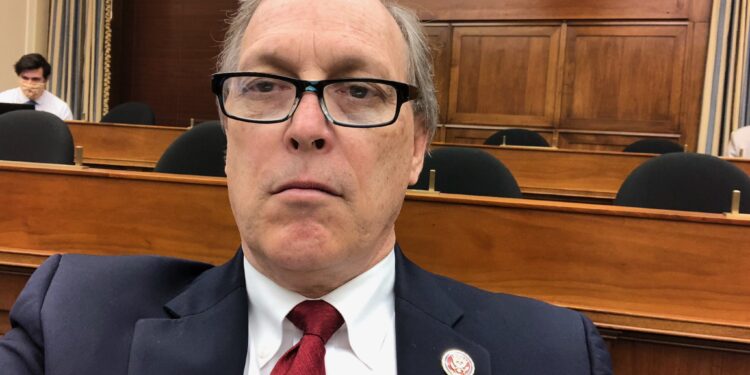 El congresista Andy Biggs, candidato republicano a gobernador de Arizona
