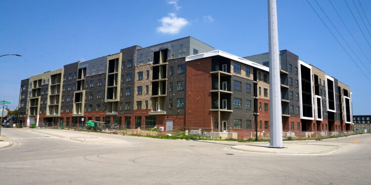 Edificio de apartamentos de varios pisos en construcción