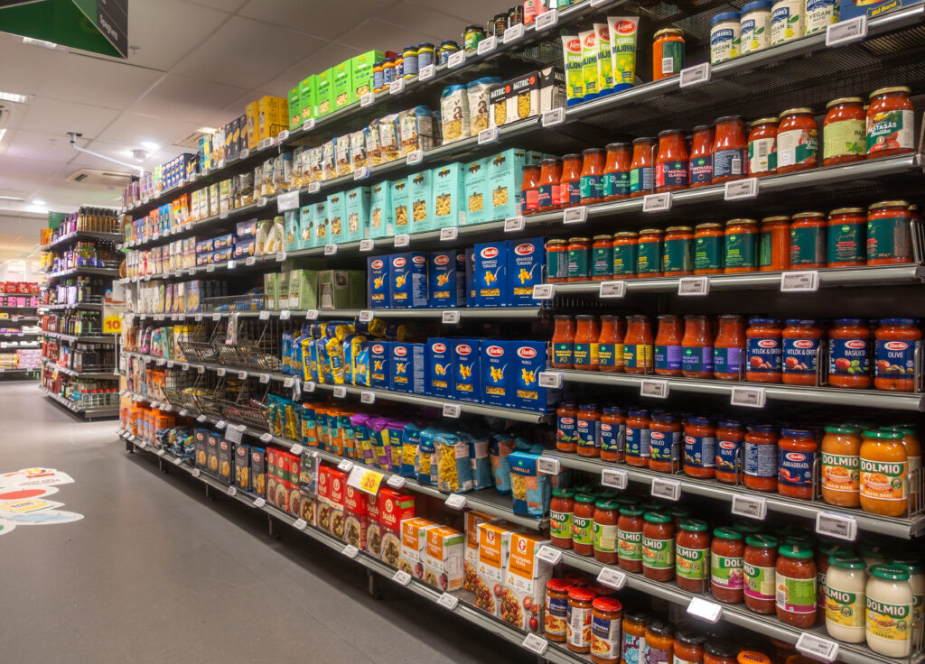 Estantes con productos en un supermercado