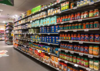 Estantes con productos en un supermercado