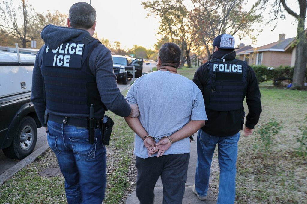 Agentes de ICE durante un operativo de control migratorio en Estados Unidos