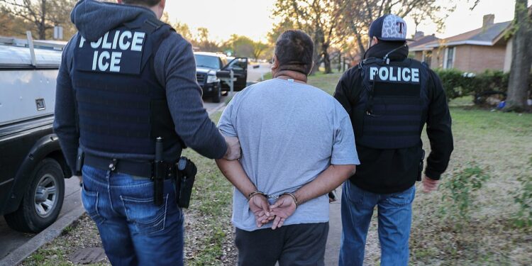 Agentes de ICE durante un operativo de control migratorio en Estados Unidos