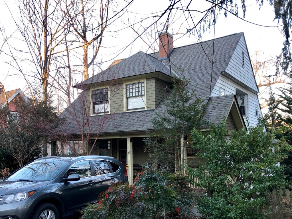 Viviendas residenciales en una calle del barrio Montford en Asheville, Carolina del Norte