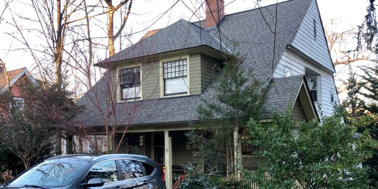 Viviendas residenciales en una calle del barrio Montford en Asheville, Carolina del Norte