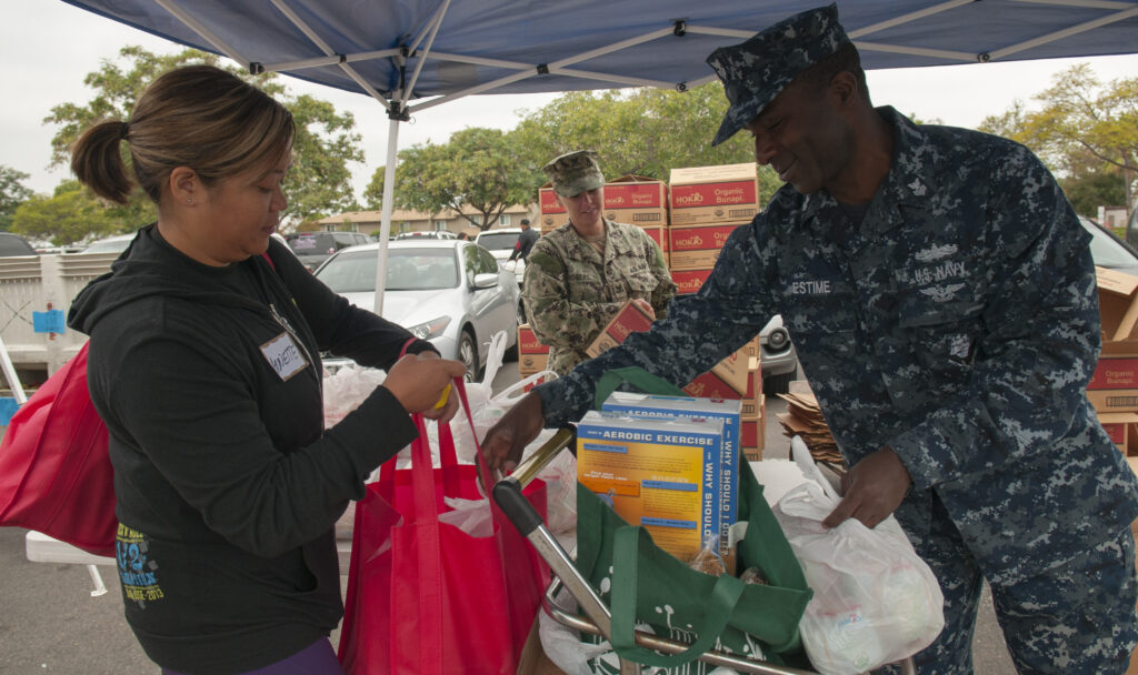 Voluntarios distribuyen alimentos a familias en un banco de comida