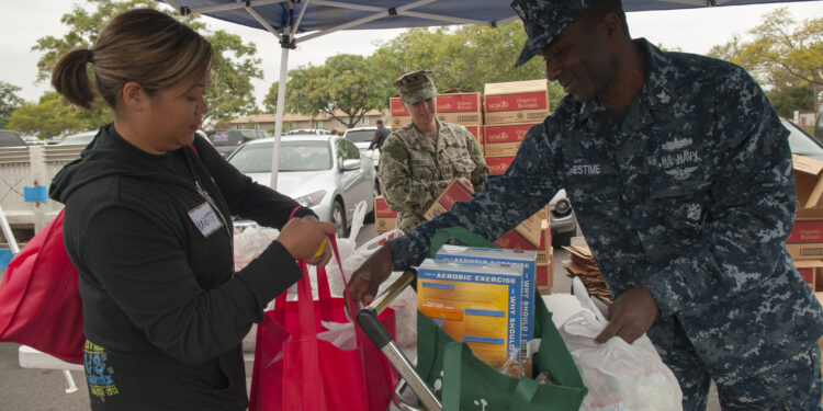Voluntarios distribuyen alimentos a familias en un banco de comida