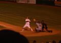 Un bateador espera el lanzamiento durante un partido de béisbol de Grandes Ligas
