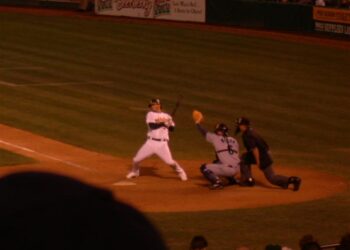 Un bateador espera el lanzamiento durante un partido de béisbol de Grandes Ligas