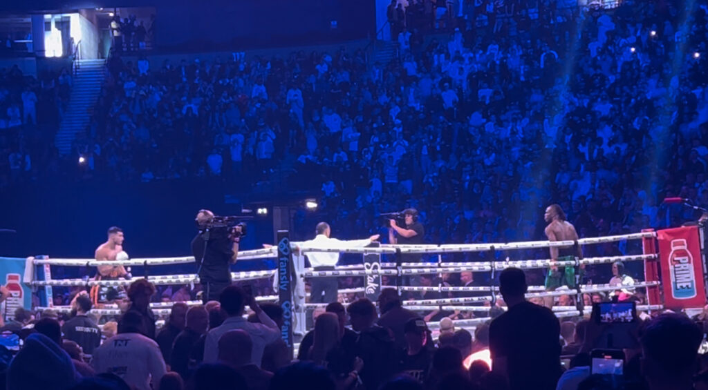 Dos boxeadores durante un combate en el ring