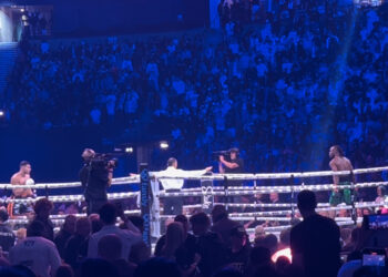 Dos boxeadores durante un combate en el ring