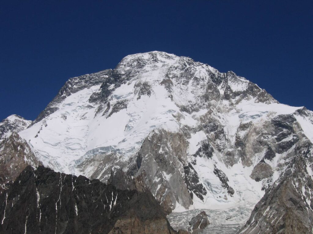 Vista del Broad Peak, una de las montañas más altas del mundo, en la cordillera del Karakórum en Pakistán