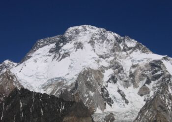Vista del Broad Peak, una de las montañas más altas del mundo, en la cordillera del Karakórum en Pakistán