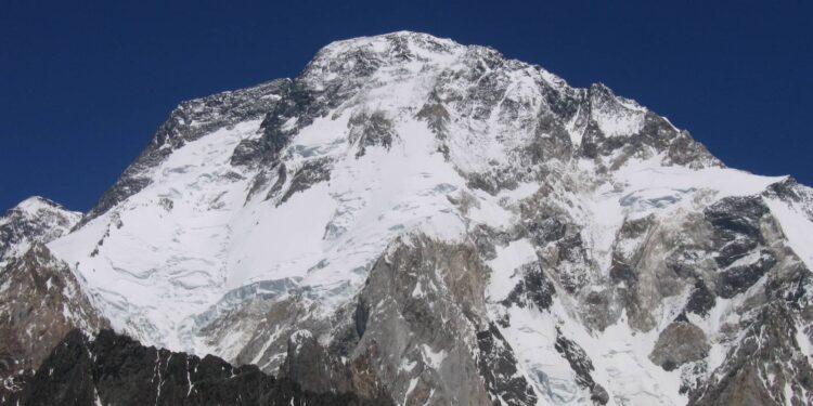 Vista del Broad Peak, una de las montañas más altas del mundo, en la cordillera del Karakórum en Pakistán