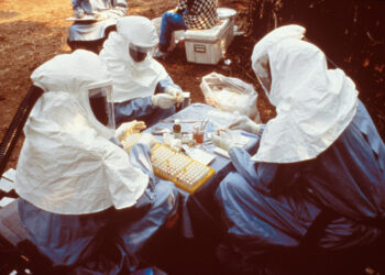Trabajadores de salud con equipo de proteccion personal frente a un brote de ebola