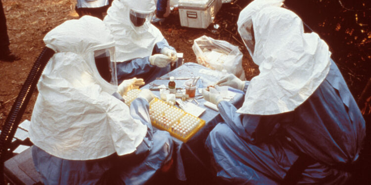 Trabajadores de salud con equipo de proteccion personal frente a un brote de ebola