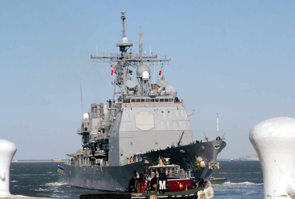 Crucero de la Armada de Estados Unidos navegando en el mar