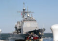Crucero de la Armada de Estados Unidos navegando en el mar
