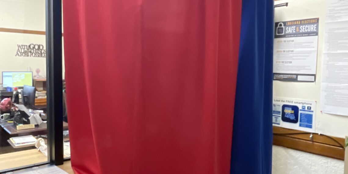 Una cabina de votación instalada en un centro electoral en Estados Unidos