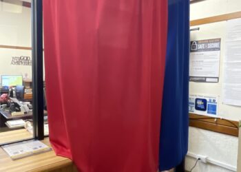 Una cabina de votación instalada en un centro electoral en Estados Unidos