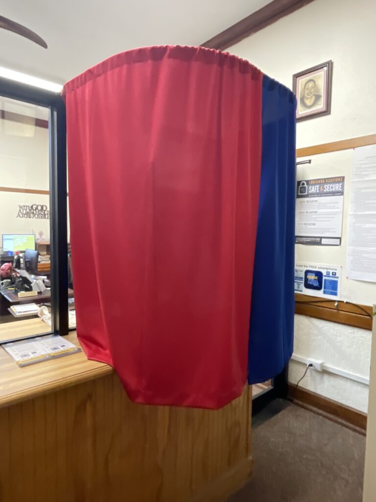 Una cabina de votación instalada en un centro electoral en Estados Unidos