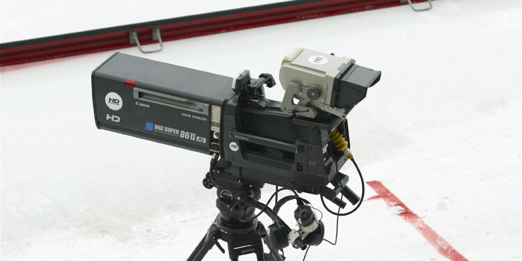 Cámara profesional de televisión en un estudio de grabación