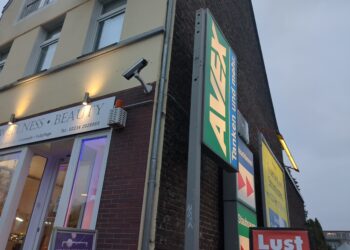 Cámara de vigilancia instalada en un poste, ilustrando la expansión de la videovigilancia policial