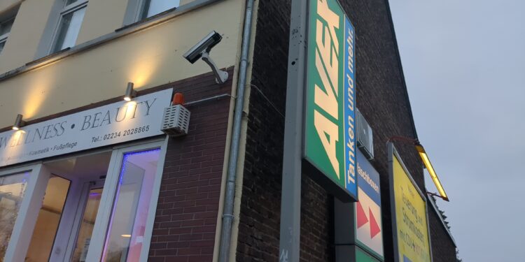 Cámara de vigilancia instalada en un poste, ilustrando la expansión de la videovigilancia policial