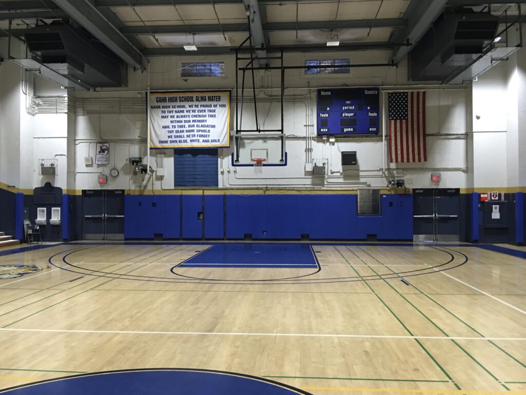 Cancha de baloncesto techada en un centro recreativo comunitario