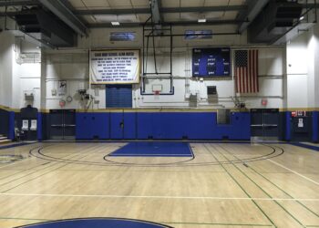 Cancha de baloncesto techada en un centro recreativo comunitario