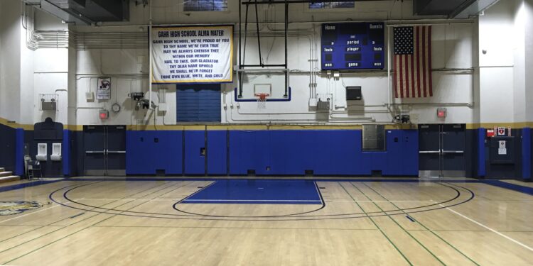 Cancha de baloncesto techada en un centro recreativo comunitario