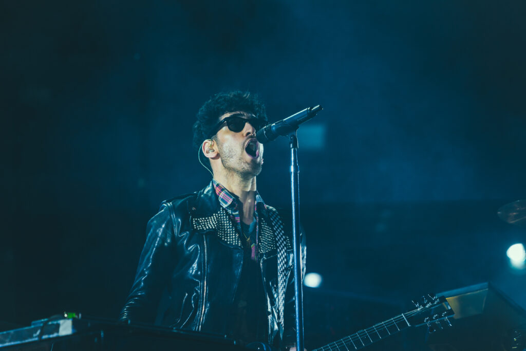 Cantante interpretando en un escenario con micrófono