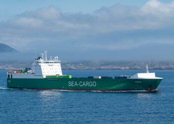 Buque de carga navegando, referencia al ataque en el mar Rojo