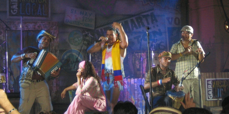 El cantante colombiano Carlos Vives durante un concierto
