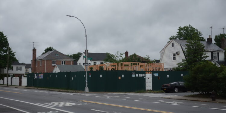 Casa en construcción con estructura de madera en un terreno