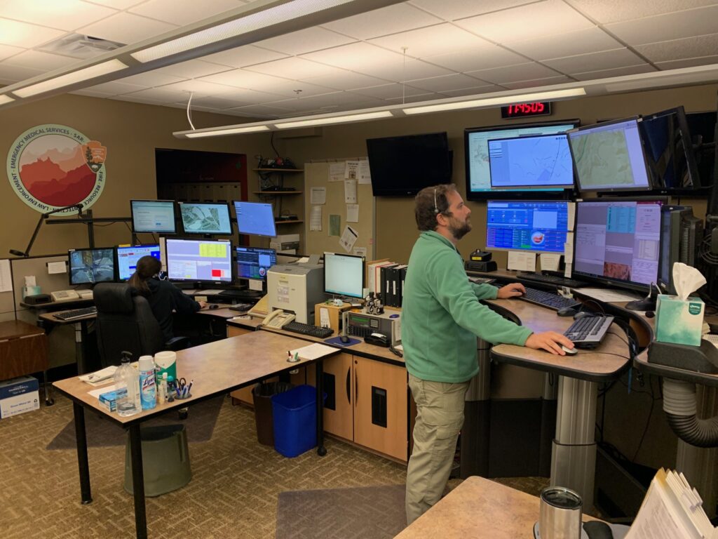 Interior de un centro de despacho de llamadas de emergencia 911