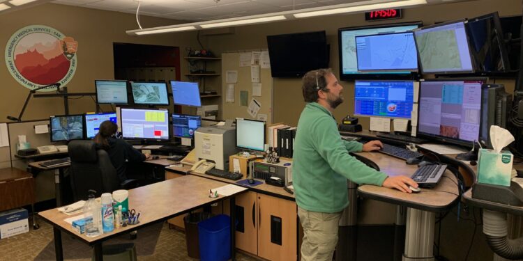 Interior de un centro de despacho de llamadas de emergencia 911