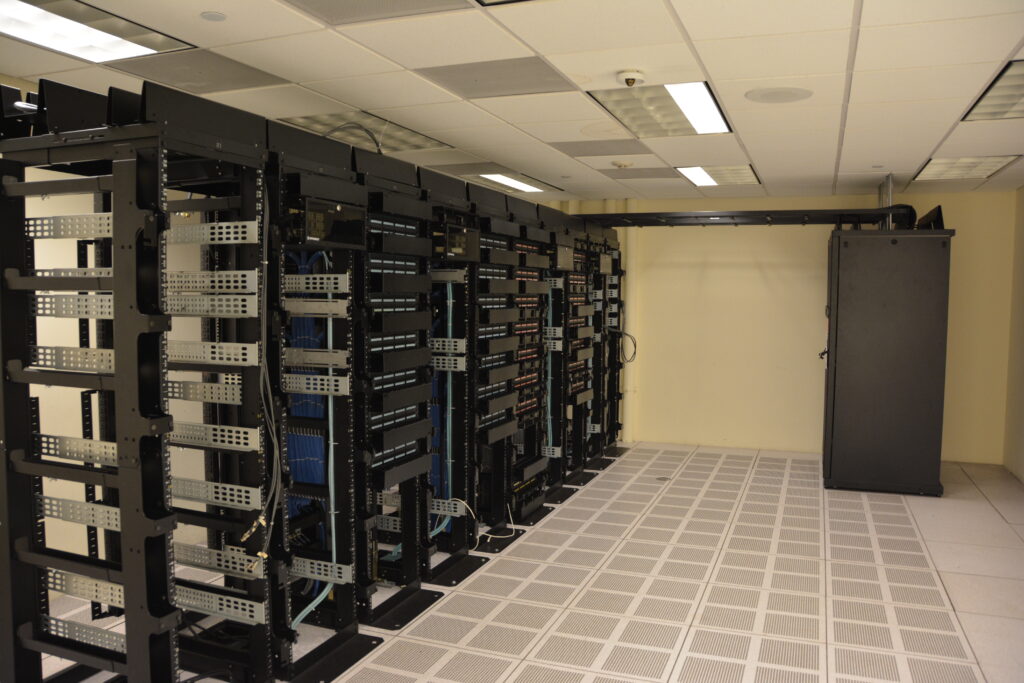 Racks de servidores en un centro de datos, relacionados con modelos de inteligencia artificial