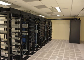 Racks de servidores en un centro de datos, relacionados con modelos de inteligencia artificial