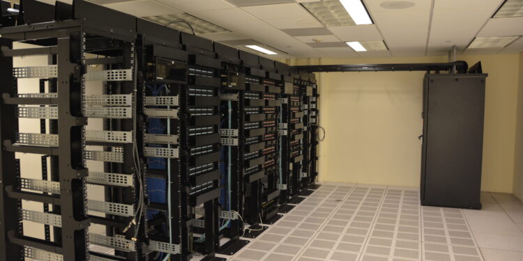Racks de servidores en un centro de datos, relacionados con modelos de inteligencia artificial