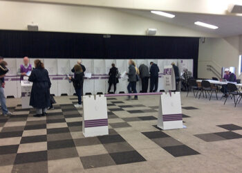 Electores acuden a un centro de votación durante una jornada electoral