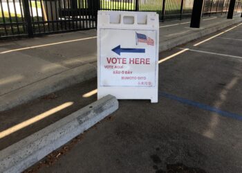 Letrero de centro de votación (Vote Here) frente a un centro comunitario en California