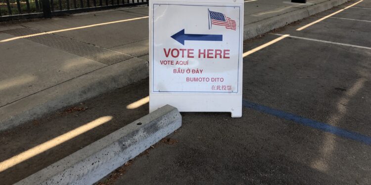 Letrero de centro de votación (Vote Here) frente a un centro comunitario en California