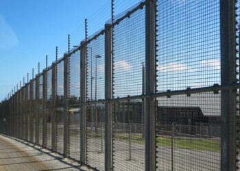 Cerca metálica con alambre de púas de un centro de detención migratoria
