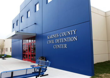 Instalaciones de un centro de detención migratoria operado por ICE en Estados Unidos